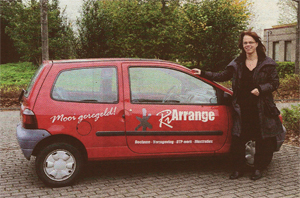 Foto Ria von Hout met haar auto gemaakt door Henk van Veen